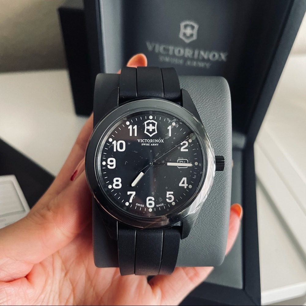 NEW Victorinox Swiss Army Men's Watch